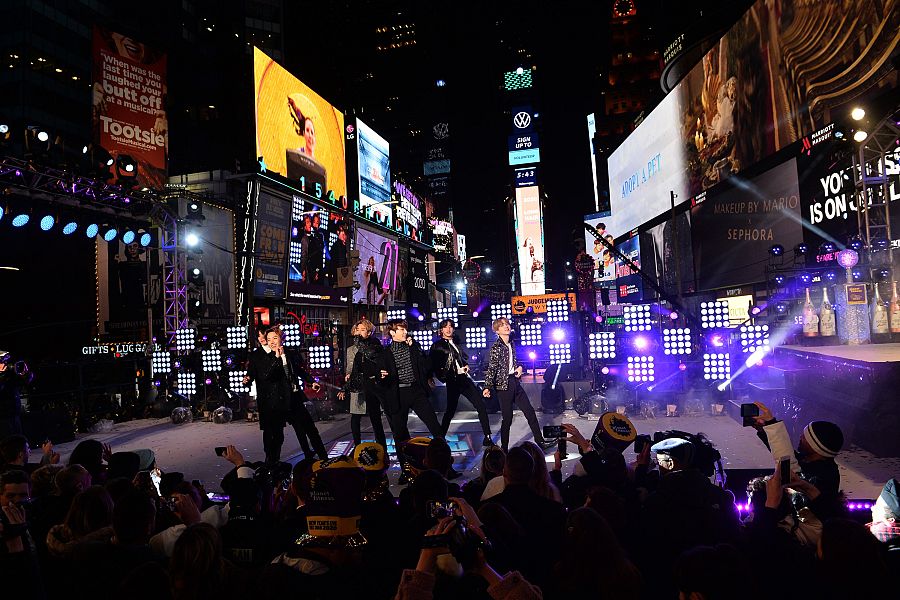 La banda de pop coreano BTS actúa en las celebraciones de Año Nuevo en Times Square.