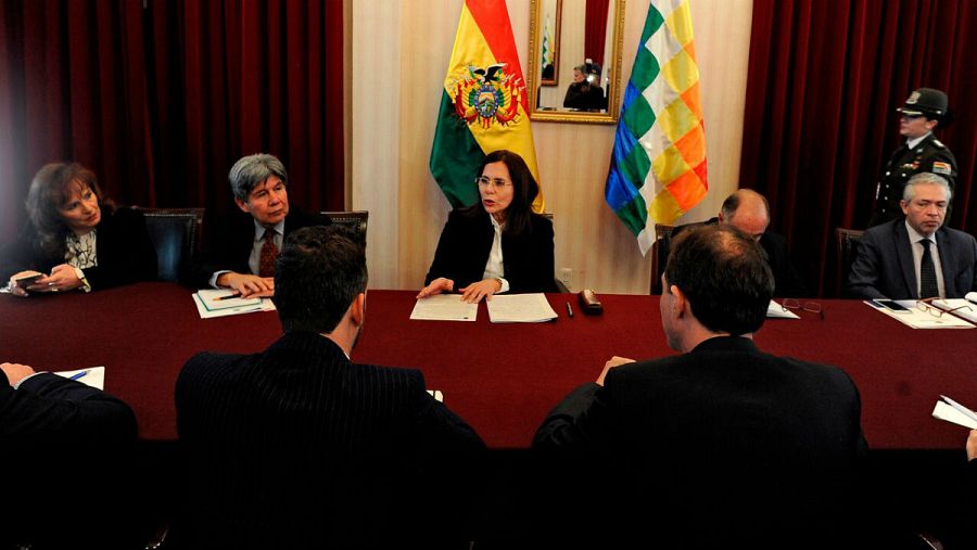La ministra de Exteriores de Bolivia, Karen Longaric, en el centro, mientras mantenía un encuentro con los embajadores de los países de la Unión Europea, en el ministerio en La Paz.