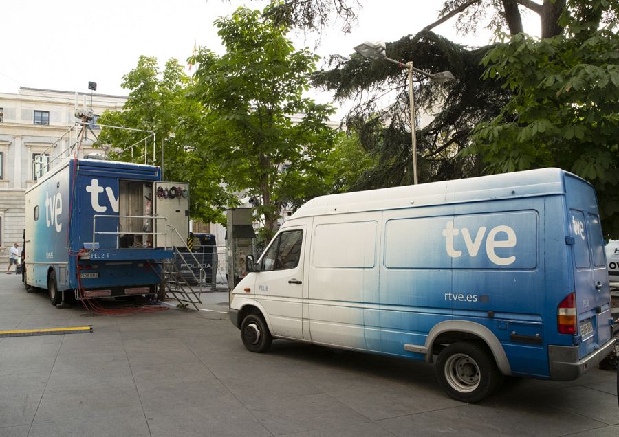Unidades móviles de TVE en los alrededores del Congreso de los Diputados