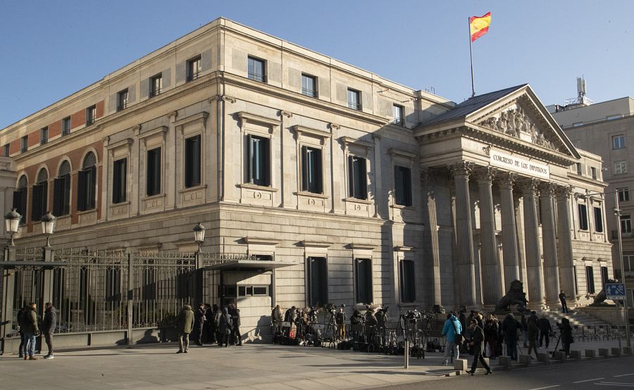 Exterior del Congreso de los Diputados en la constitución de las Cortes