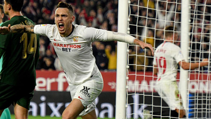 El centrocampista argentino del Sevilla FC, Lucas Ocampos, celebra el gol
