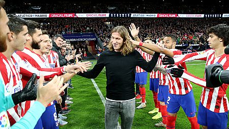El exjugador del Atlético de Madrid, Filipe Luis recibe el homenaje del Metropolitano antes del partido ante el Levante.