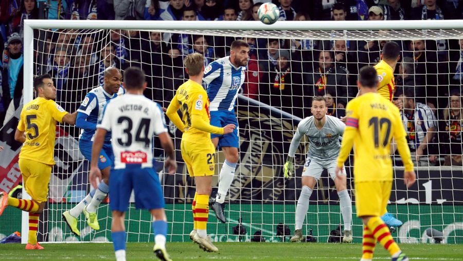 El centrocampista del Espanyol David López (c) consigue el primer gol