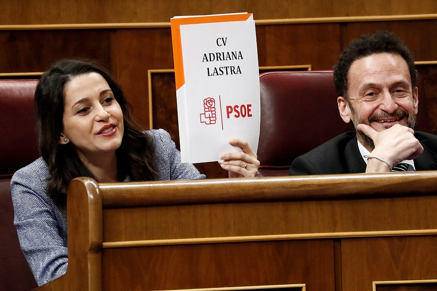 La portavoz de Ciudadanos, Inés Arrimadas,iz., y el diputado de su formación Edmundo Bal,d., durante la segunda jornada del debate de investidura de Pedro Sánchez como presidente del Gobierno este domingo en el Congreso de los Diputados.