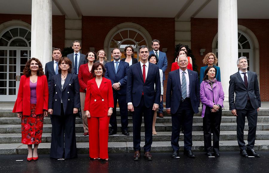 Sánchez encabeza la tradicional 'foto de familia' tras su primer Consejo de Ministros el 8 de junio de 2018.