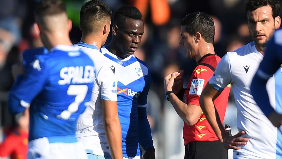 Mario Balotelli habla con el árbitro