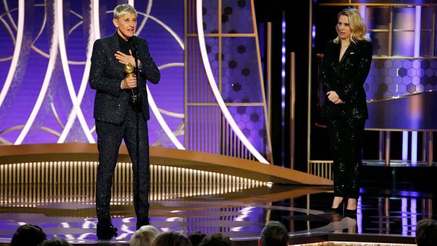 La polifacética Ellen DeGeneres sostiene el premio honorífico Carol Burnett Award.