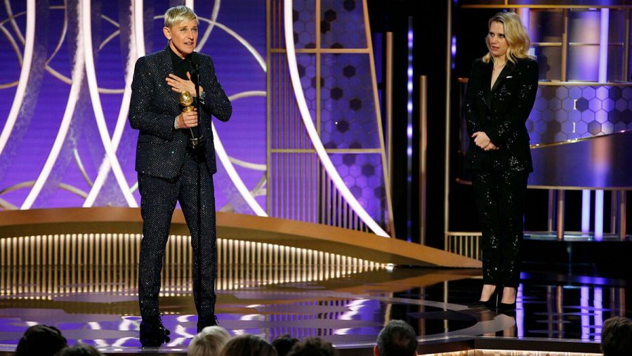 La polifacética Ellen DeGeneres sostiene el premio honorífico Carol Burnett Award.