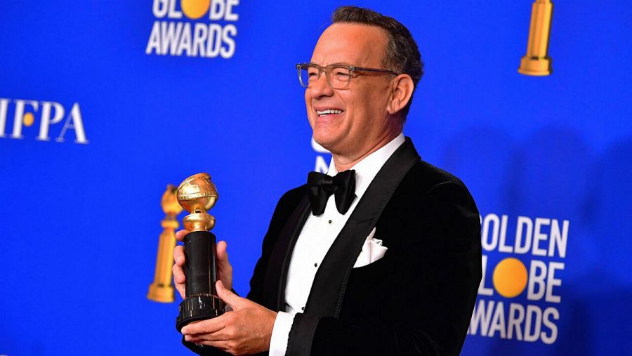 El actor estadounidense Tom Hanks posando con el galardón tras la ceremonia de los Globos de Oro 2020, en el hotel Beverly Hilton de Beverly Hills, California.