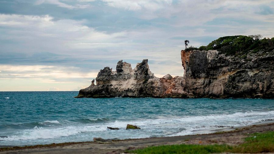 El icónico monumento natural de Punta Ventana, en Puerto Rico, destruido por el terremoto de este pasado lunes. Foto: Ricardo ARDUENGO / AFP