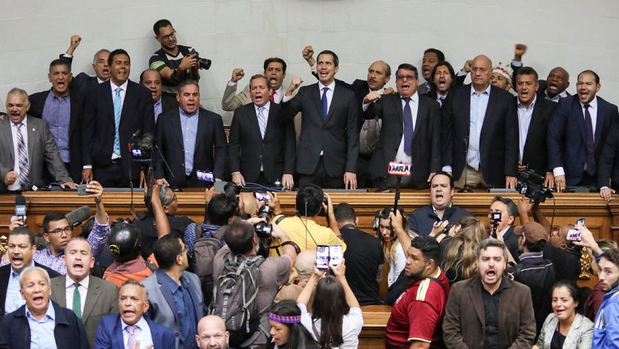 Guaidó y un grupo de diputados que le respaldan como presidente de la Asamblea Nacional han logrado entrar en el Palacio Legislativo.