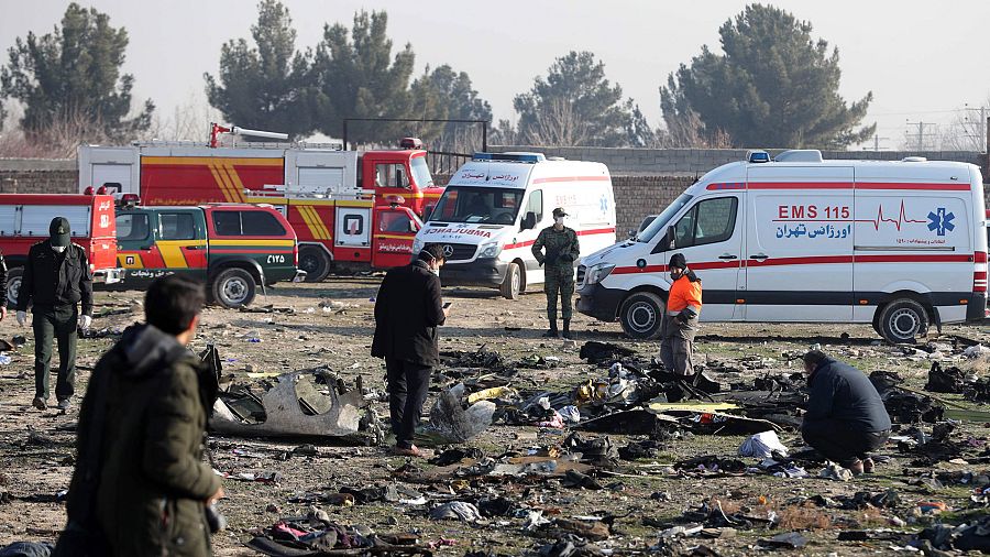 Equipos de rescate inspeccionan el área donde se ha estrellado un Boeing 737, al sur de Teherán