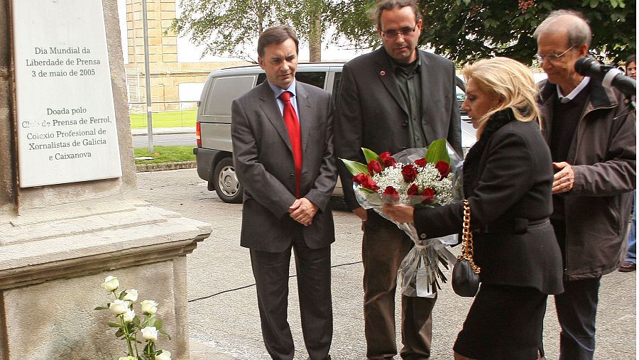 Maribel Permuy, madre de José Couso, durante una ofrenda floral en honor a su hijo