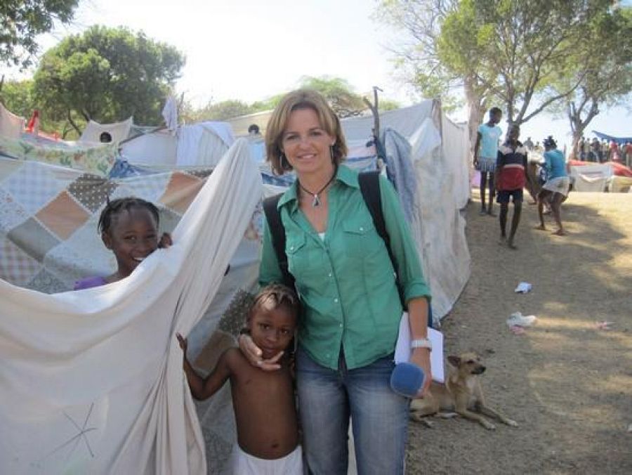 Almudena Ariza, durante su cobertura del terremoto de Haití