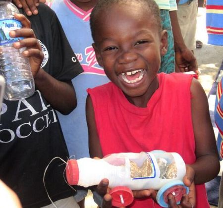 Niños haitianos fabrican sus propios juguetes tras el terremoto de 2010.