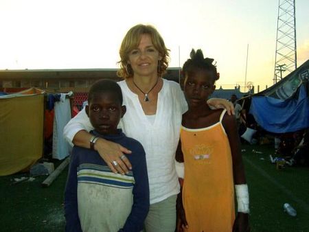 Ronaldson e Inmaculade junto a Almudena Ariza en un campamento para personas sin hogar en Haití.