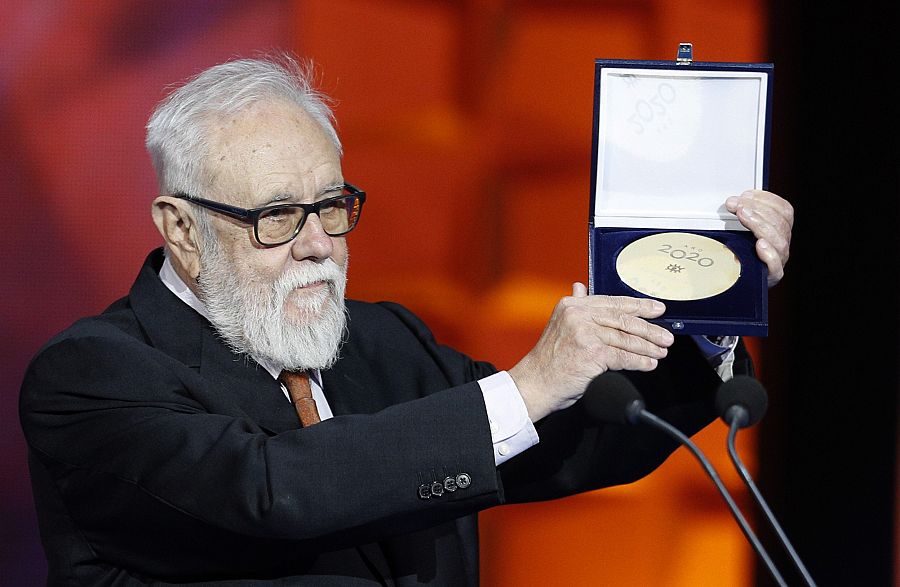 El escritor, director, guionista y productor de cine Gonzalo Suárez posa con la Medalla de Oro.