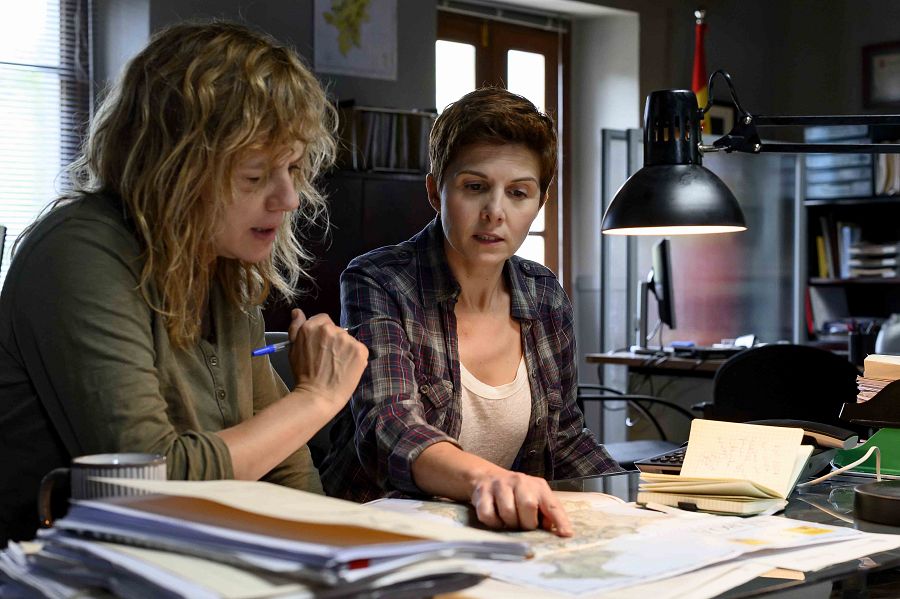 Emma Suárez e Isabel Naveira en una imagen del primer capítulo