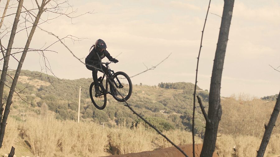 La rider Gemma Corbera fent un salt al circuit.