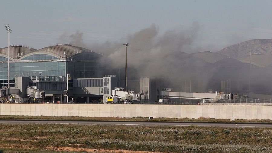 Vista general del incendio en una de las cubiertas de la terminal de embarque del aeropuerto Alicante-Elche.