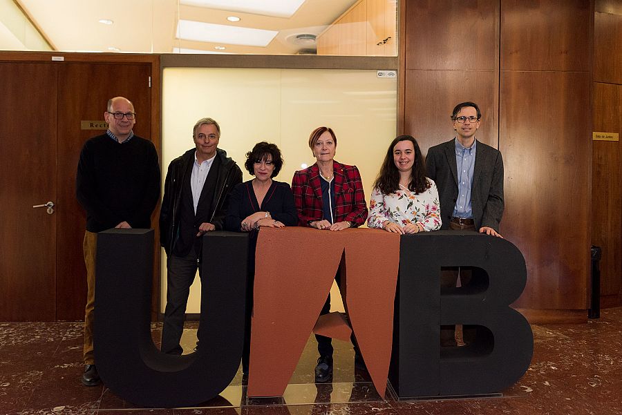 Foto de família dels participants en l'acte de la signatura de conveni entre Ràdio 4 i la UAB
