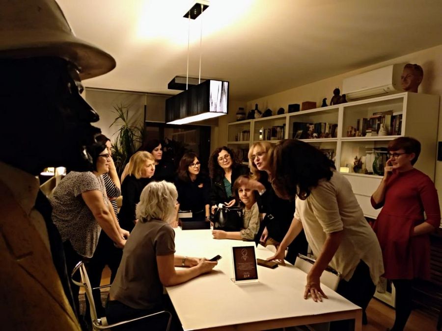 Alicia celebra uno de los premios a 'Mujeres RTVE' en su casa, que era la de todas.