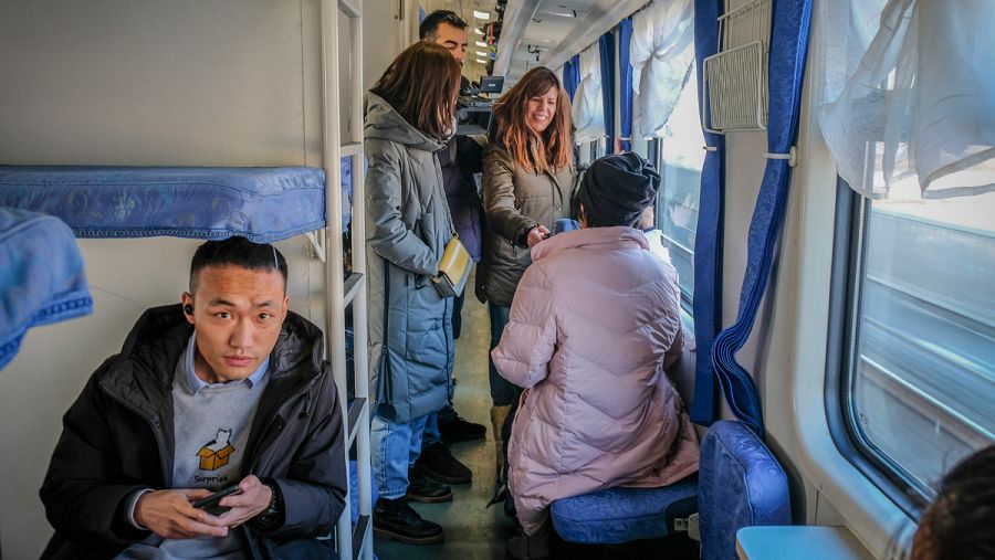Hablando con los pasajeros del tren