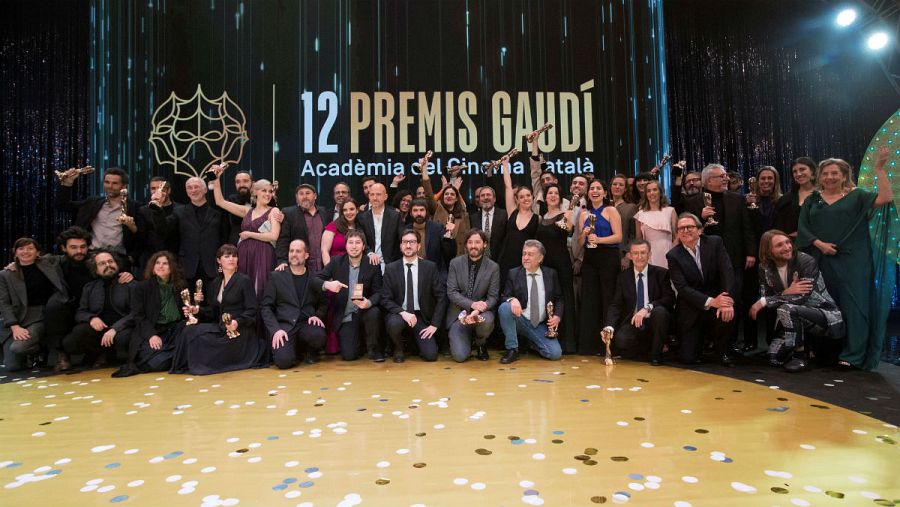 Foto de familia de los galardonados esta noche al finalizar la entrega de los XII los XII Premios Gaudí que concede la Academia del Cine Catalán, en Barcelona.