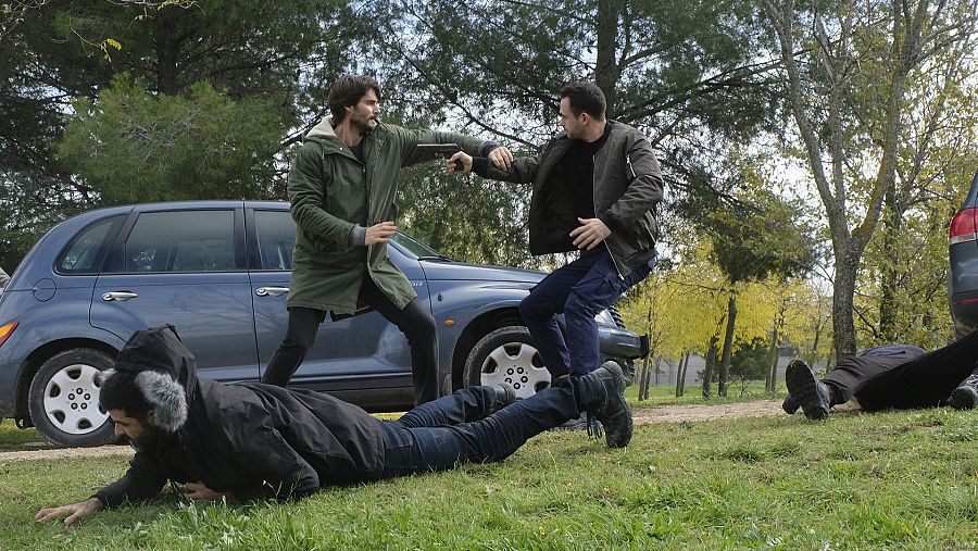 Miguel Herrera golpeando a uno de los hombres de Rojo