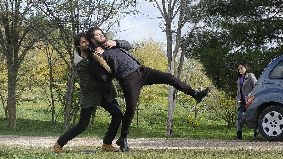 Miguel le proporciona una patada a Tobias, el matón de Rojo