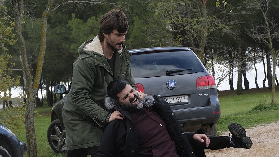 Miguel golpea en la cabeza a un maton de Rojo