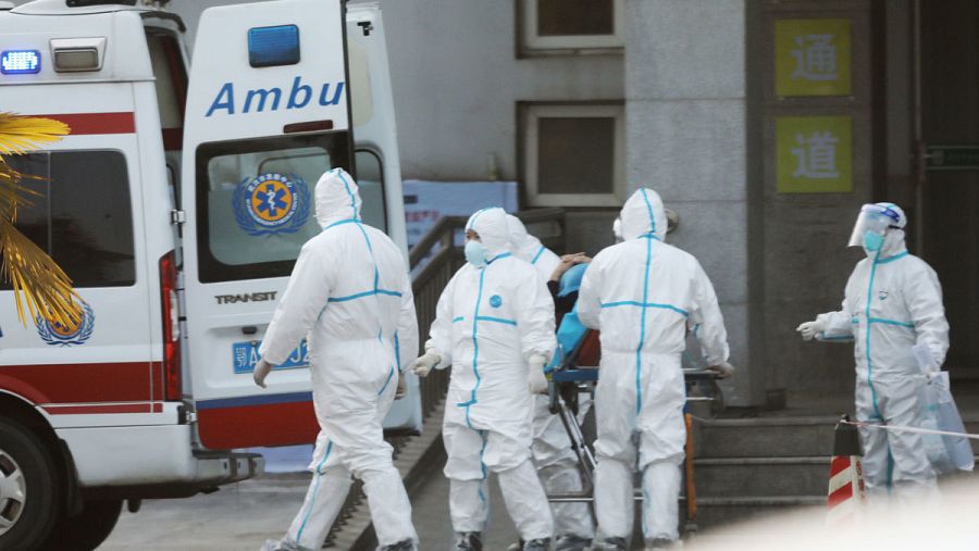  Un equipo médico traslada a los pacientes al hospital de Jinyintan, en Wuhan