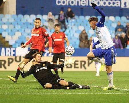 El delantero español del Real Zaragoza Javi Puado (d) marca un gol al RCD Mallorca