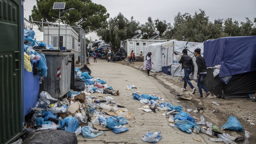 La basura se amontona en el campo de Moria