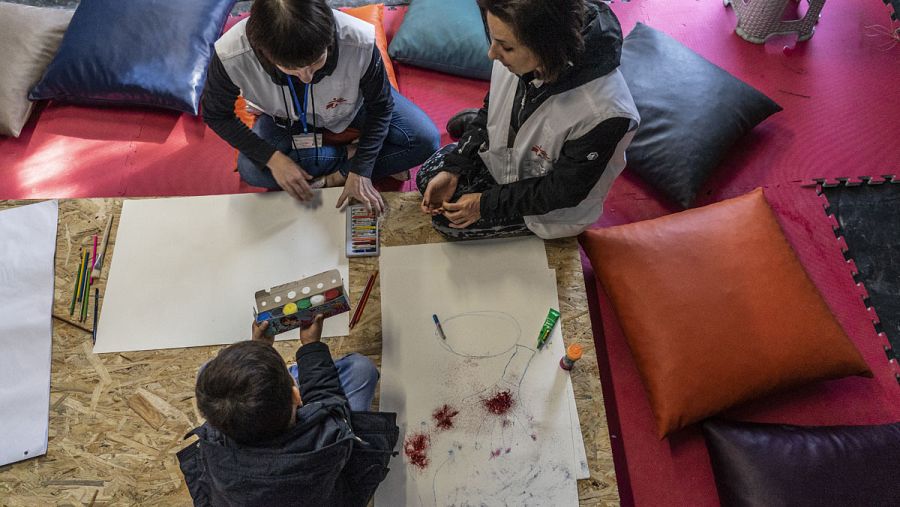 Psicólogos y mediadores atienden a los niños