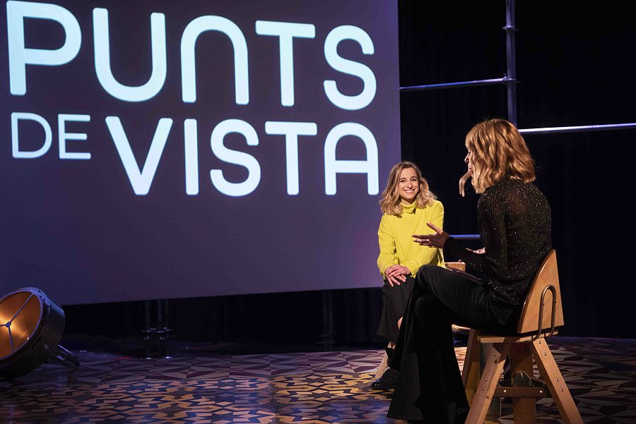 Núria Moliner parla amb Tània Sarrias assegudes al sofà al plató 'Punts de vista'