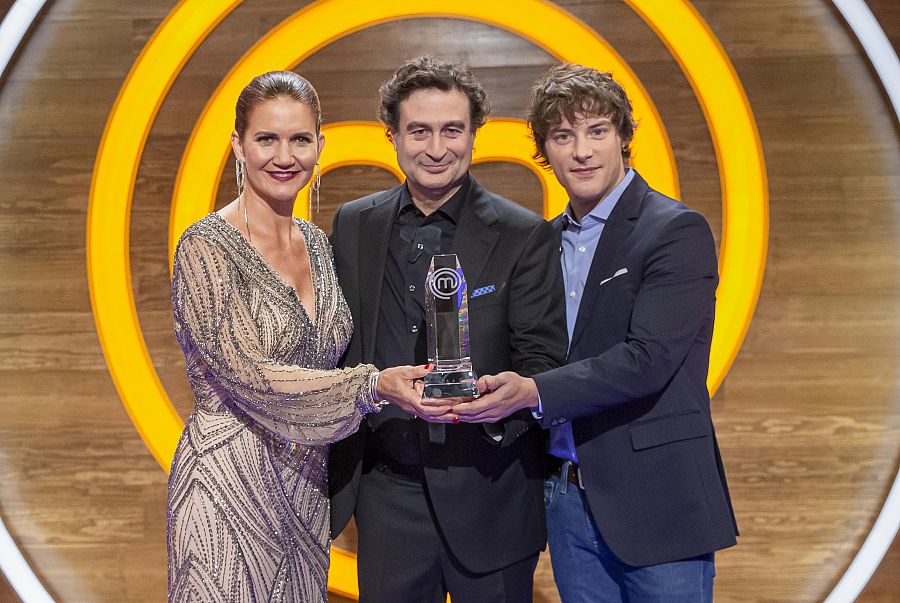 Samantha, Pepe y Jordi, con el ansiado trofeo