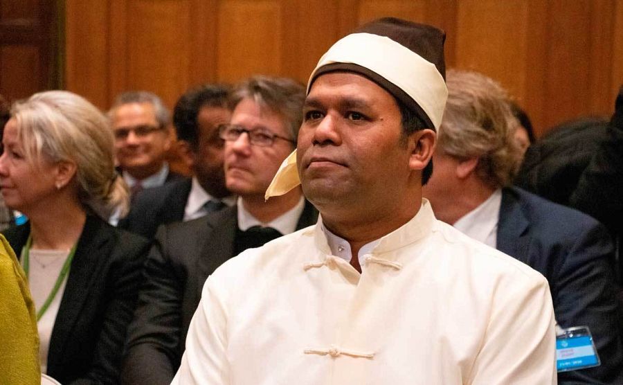 El representante de víctimas rohinyás Tun Khin en la Corte Internacional de Justicia, este jueves, en La Haya, Paises Bajos