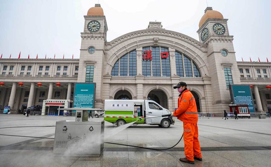 Un trabajador desinfecta la plaza frente a la estación de tren de Hankou, cerrada después de que la ciudad de Wuhan fuera cerrada tras el brote de un nuevo coronavirus, en Wuhan, provincia de Hubei.