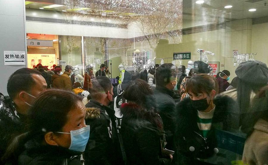 Colas en el Hospital de Wuhan para recibir tratamiento para la fiebre
