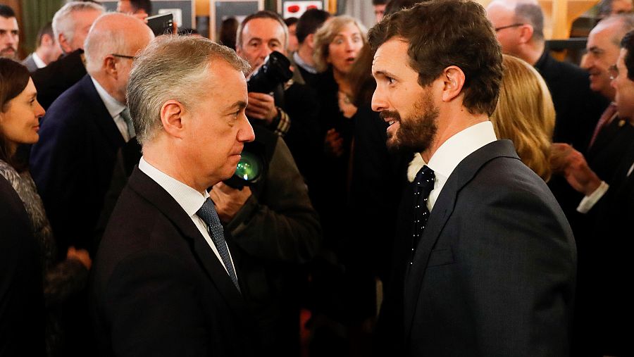 El líder del PP, Pablo Casado, conversa con el lehendakari, Iñigo Urkullu