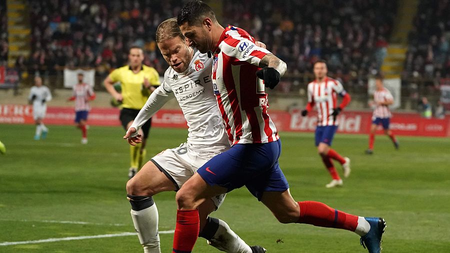 Vitolo, del Atlético, en acción frente a Aitor Fernández, de la Cultural.