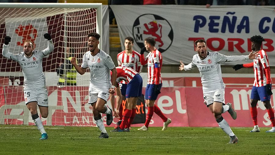 Los jugadores de la Cultural celebran el empate de Castañeda.