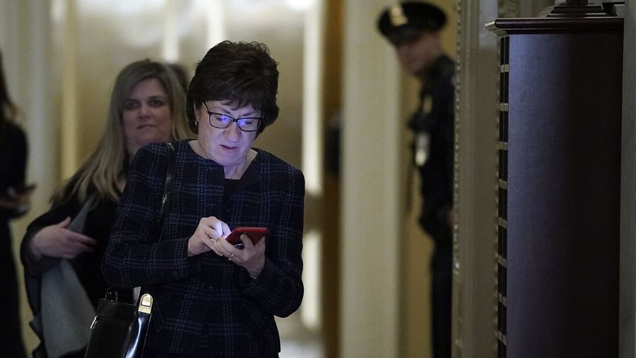 La senadora republicana Susan Collins mira su móvil antes de regresar a la sala donde se ve el juicio del impeachment contra Trump. Foto: Drew Angerer/Getty Images/AFP