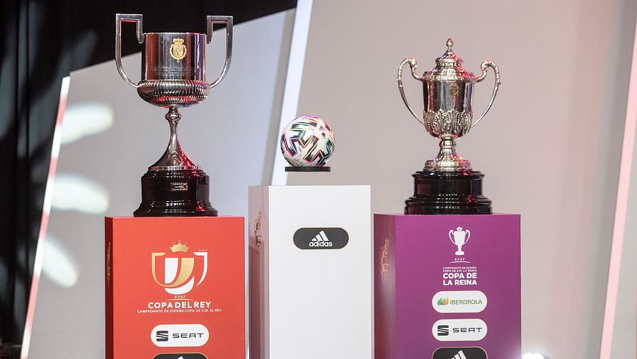 Los trofeos de la Copa del Rey y Copa de la Reina