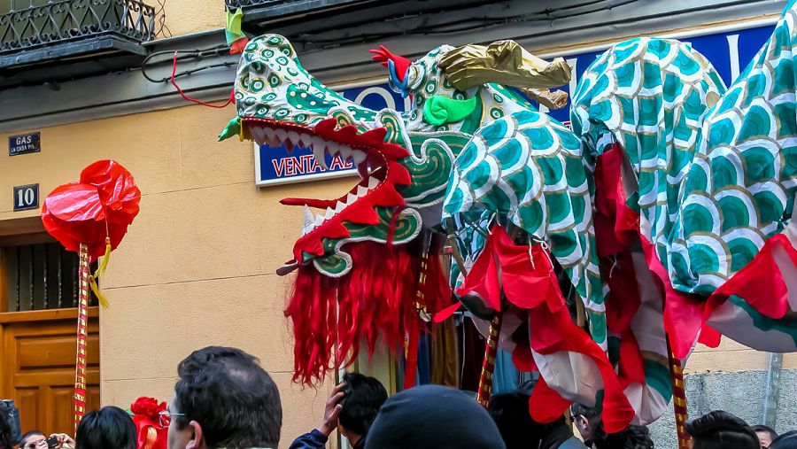 El tradicional pasacalles en el distrito madrileño de Usera