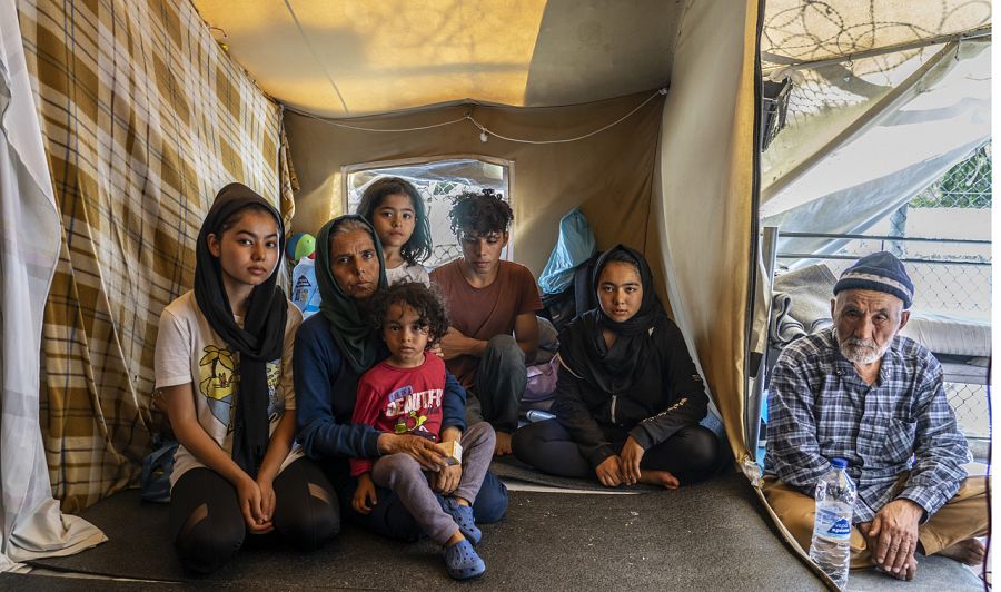 En Moria muchas las familias comparten tienda de campaña