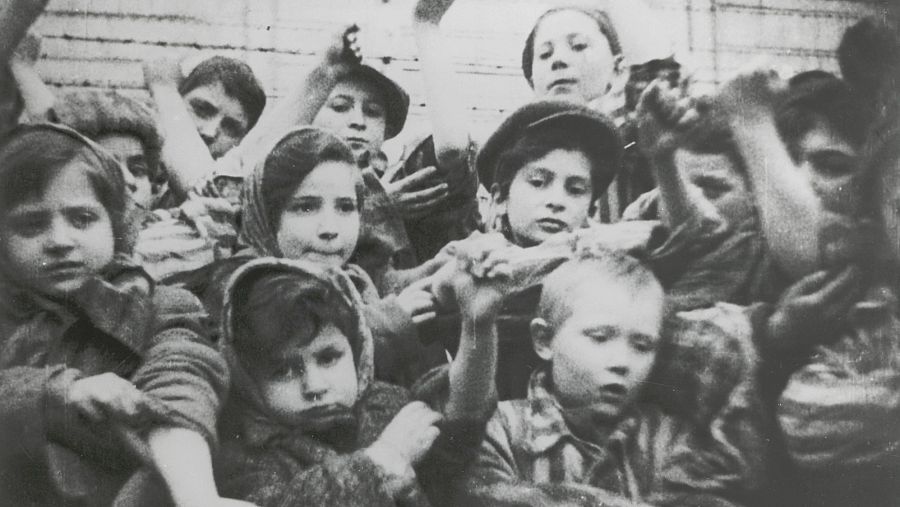 Niños prisioneros de Auschwitz muestran sus tatuajes de identificación tras la liberación del campo el 27 de enero de 1945.