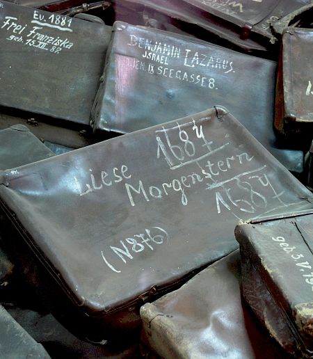 Maletas de los deportados, sobre las que escribieron su nombre con la esperanza de recuperarlas, han quedado como un potente testimonio.