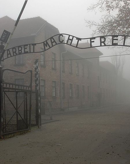Entrada de Auschwitz, donde se puede leer Arbeit macht frei (